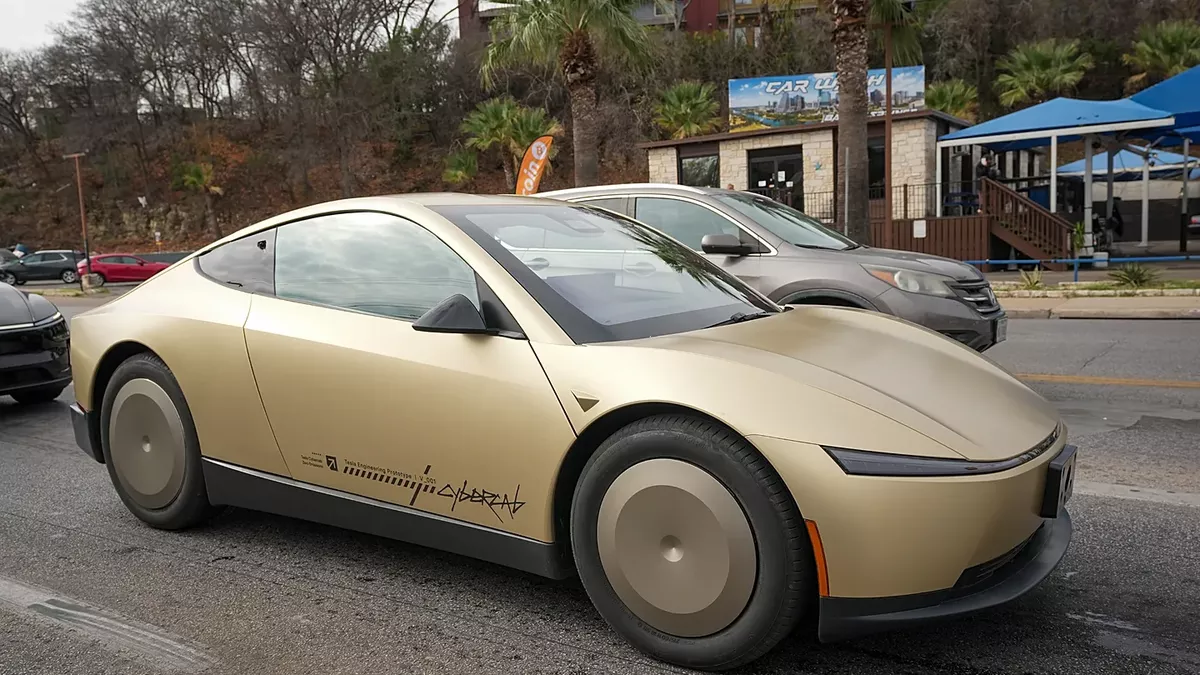 Fransa, Tesla'nın otonom araç testlerine onay verdi