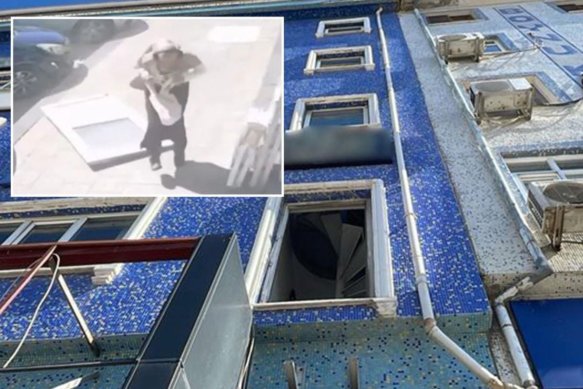 Kaldırımda yürürken üzerine kapı düştü! Saniyelerle kurtuldu